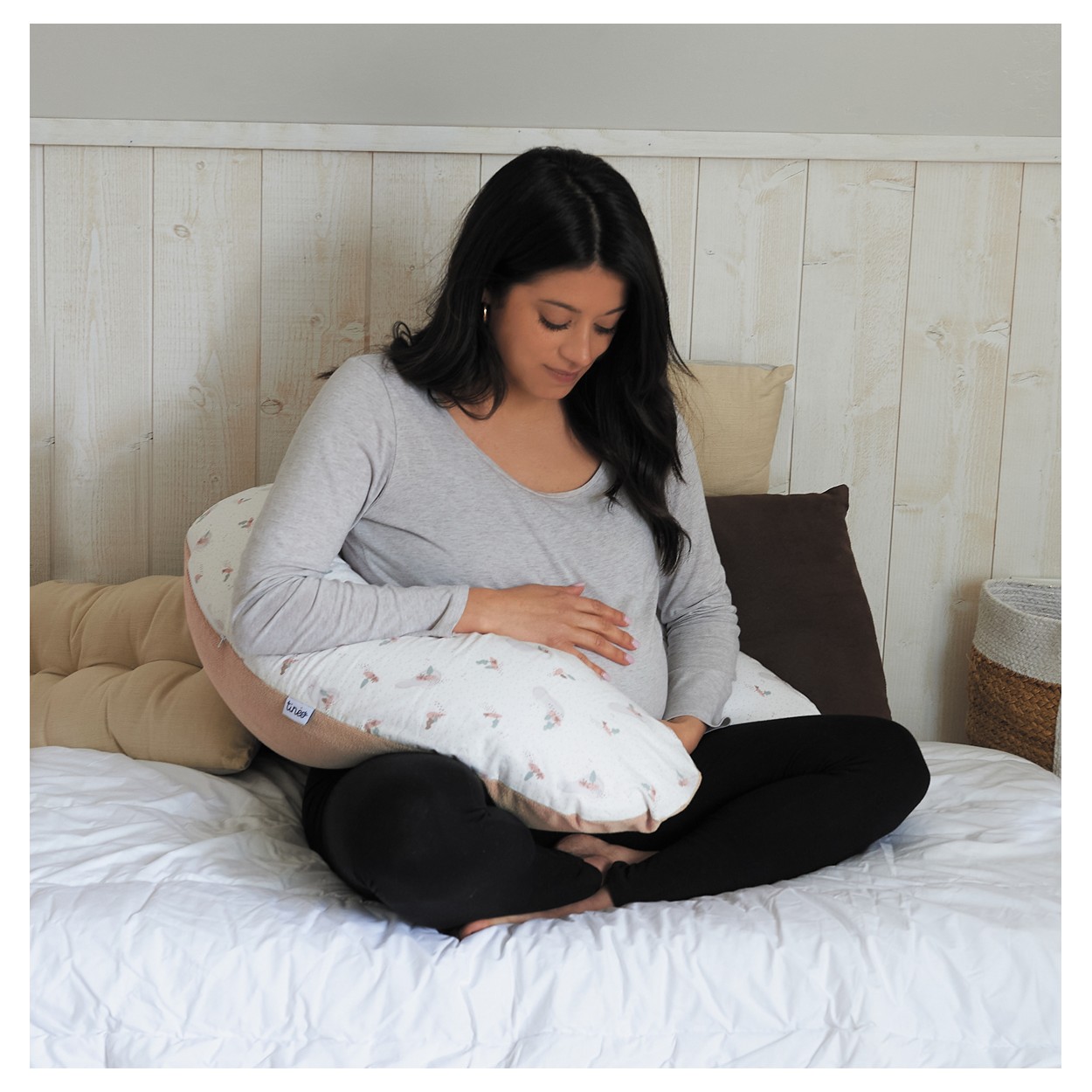 Multirelax, le coussin de maternité évolutif : ☑️ Coussin de maternité :  votre ventre est soutenu lorsque vous êtes allongée. ☑️ Coussin d' allaitement :, By Tinéo