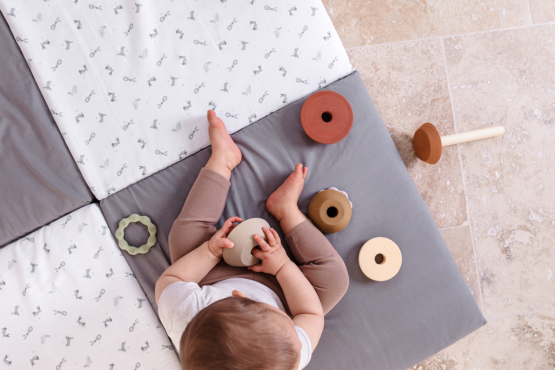 Pourquoi choisir un tapis d’éveil Montessori pour votre bébé ?